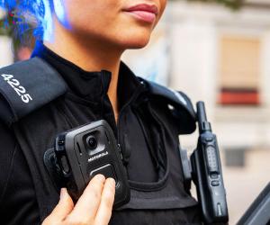 Poliziotto con videocamera Motorola indossabile sul giubbotto.